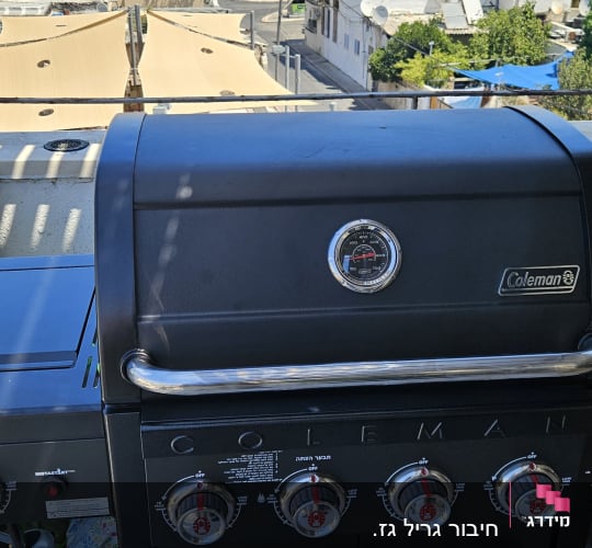גריל גז של חברת קולמן עם כפתורי שליטה ומד חום